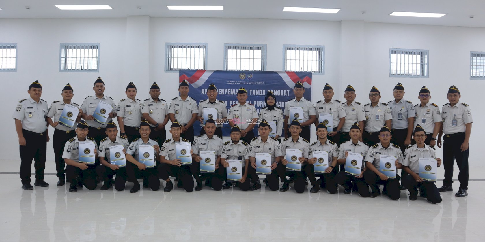 Lapas Kelas I Tangerang Gelar Penyematan Tanda Kenaikan Pangkat dan Pelepasan Petugas Purnabakti