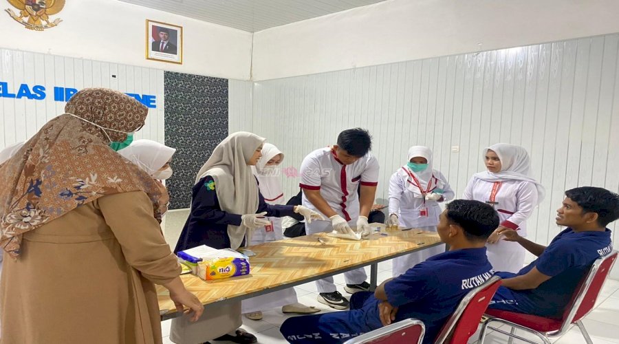 Rutan Majene dan Mahasiswa PPL STIKMAR Laksanakan Tes Urine Acak Warga Binaan 