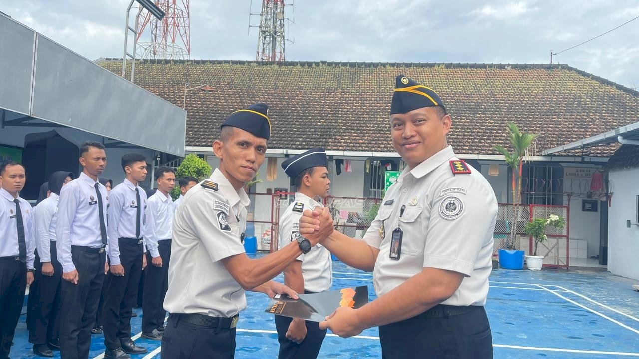 Penguatan Kompetensi, Dua Pegawai Rutan Kebumen Terima Kenaikan Pangkat
