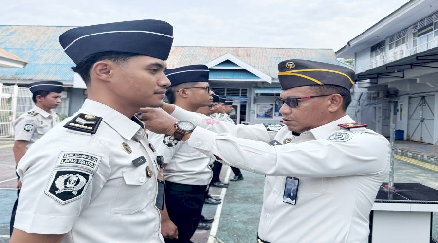 Kalapas Tolitoli Sematkan Tanda Kenaikan Pangkat kepada 12 Petugas 