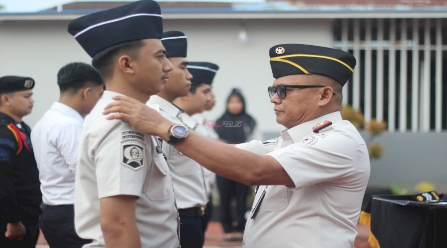 Kalapas Takalar Sematkan Tanda Kenaikan Pangkat bagi Lima Petugas