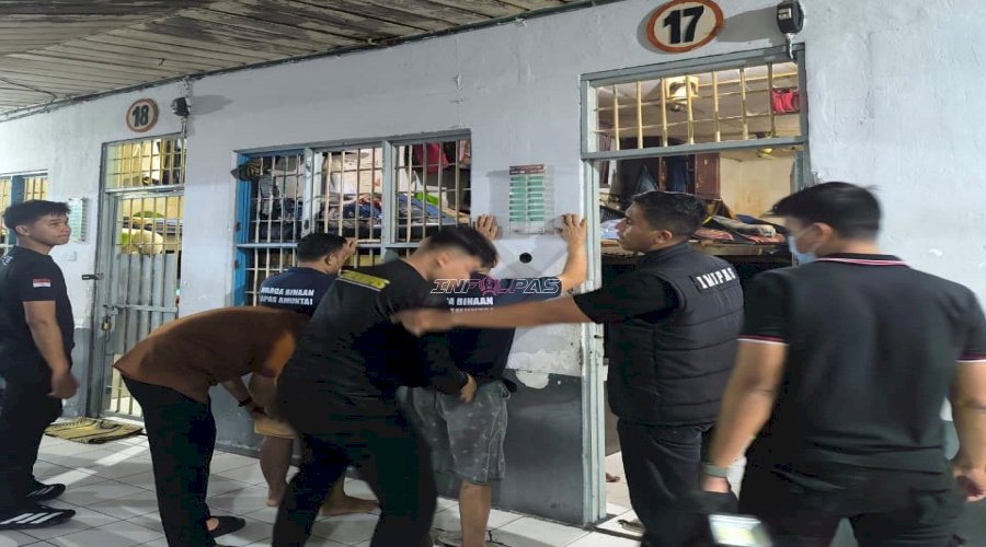 Razia Insidentil di Malam Ramadan, Lapas Amuntai Sita Sejumlah Barang Terlarang dari Kamar Hunian
