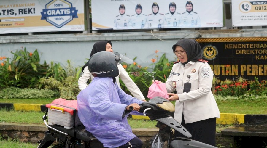 Ramadan Berkah, Rutan Perempuan Surabaya Bagikan 100 Takjil untuk Warga