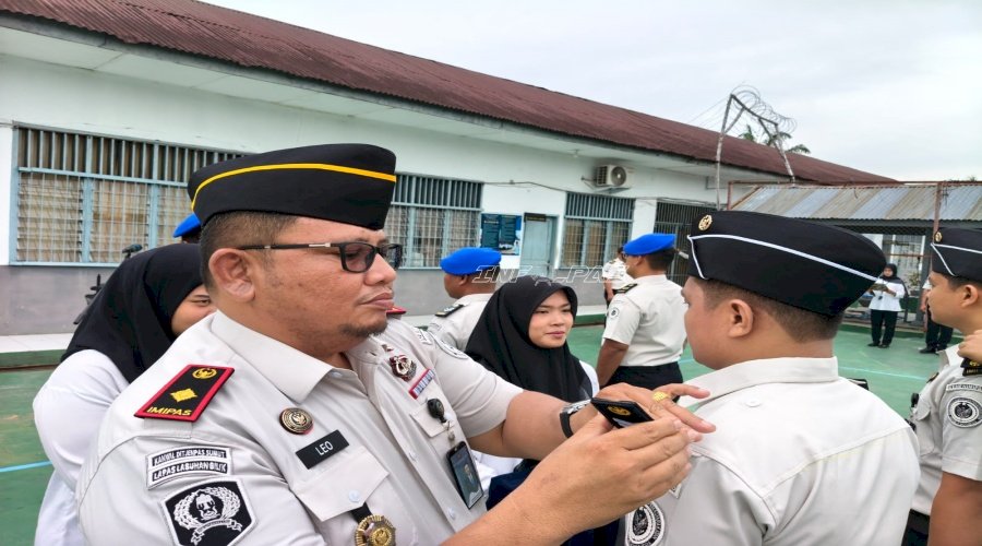 Kalapas Labuhan Bilik Sematkan Tanda Kenaikan Pangkat bagi Empat Petugas  