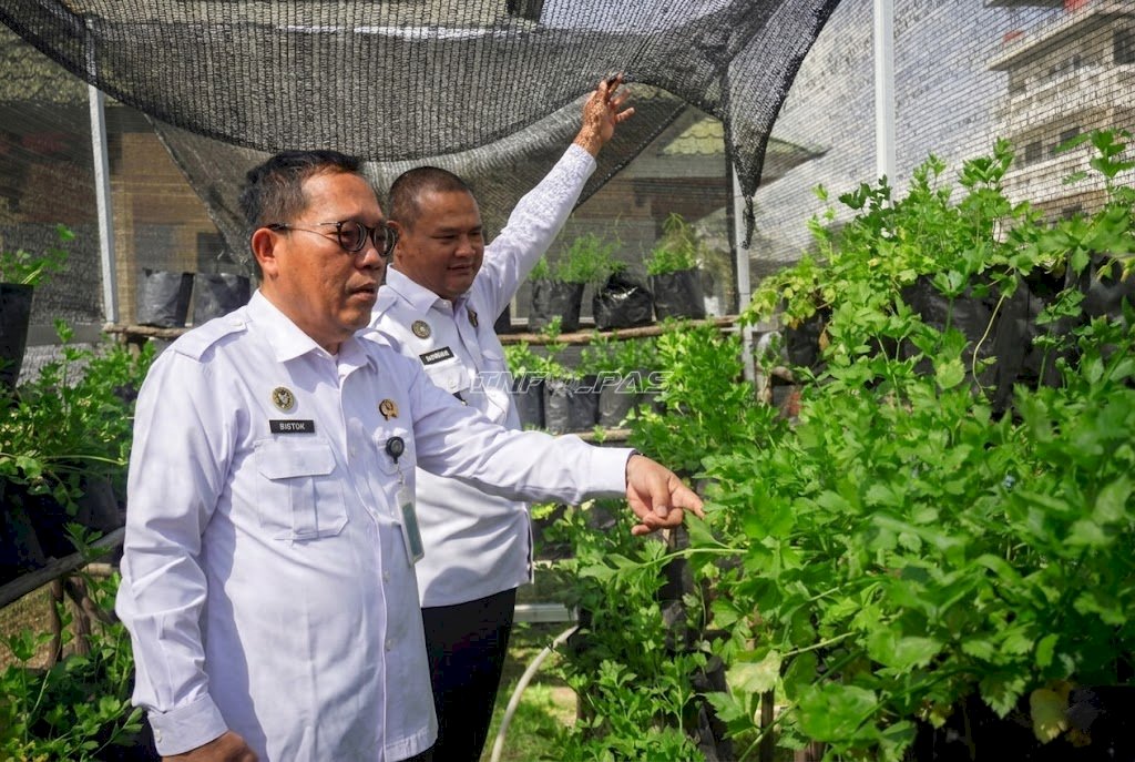 Tinjau Ketahanan Pangan dan Kinerja, Kanwil Ditjenpas Kalbar Beri Penguatan di Bapas Sintang
