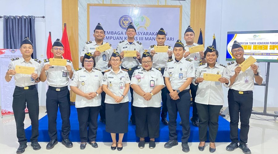 Kalapas Perempuan Manokwari Sematkan Tanda Kenaikan Pangkat kepada Delapan Petugas 