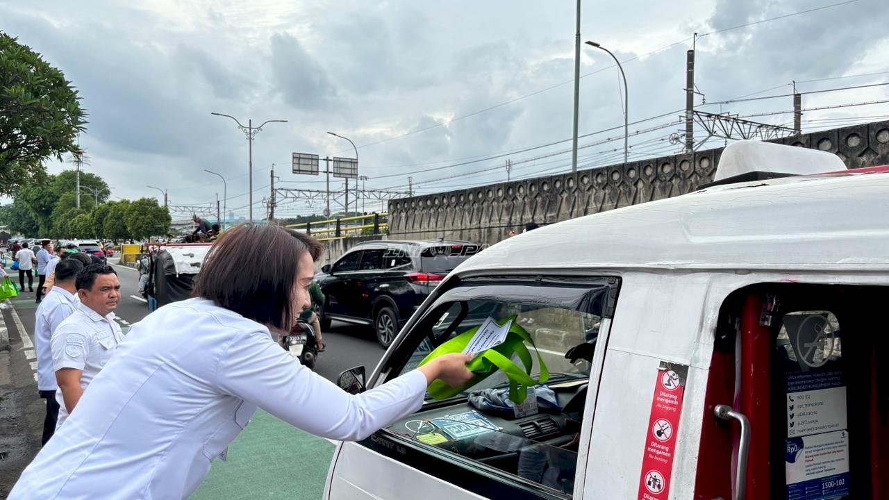 Hadirkan Kepedulian di Bulan Suci, Lapas Cipinang Tebar Takjil untuk Pengendara