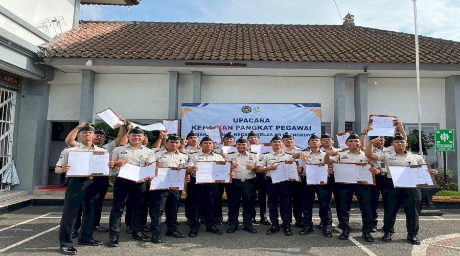 Petugas Rutan Klungkung Terima Kenaikan Pangkat dan Penghargaan Petugas Teladan Triwulan I 2026