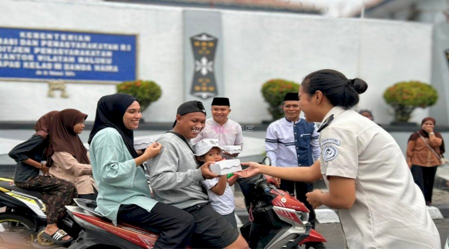Ramadan Berkah, Lapas Bandanaira Bagikan 130 Takjil untuk Warga