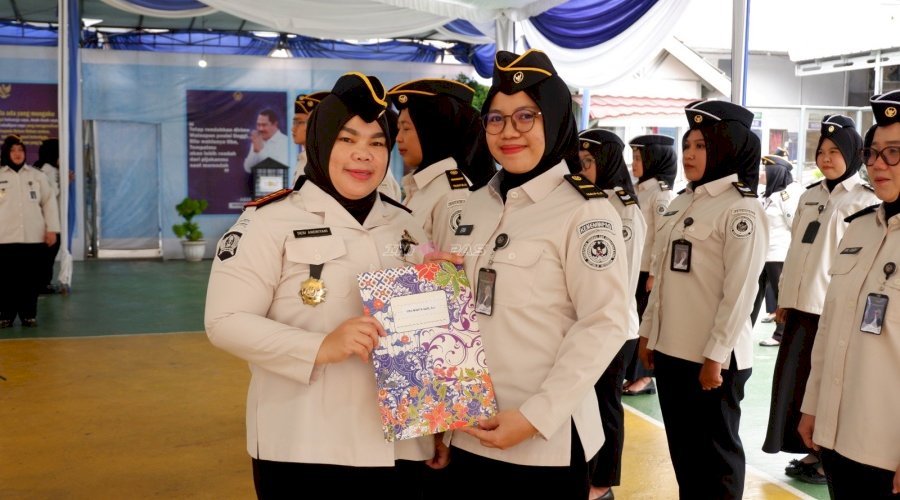 Kalapas Perempuan Palembang Sematkan Tanda Kenaikan Pangkat bagi 15 Petugas