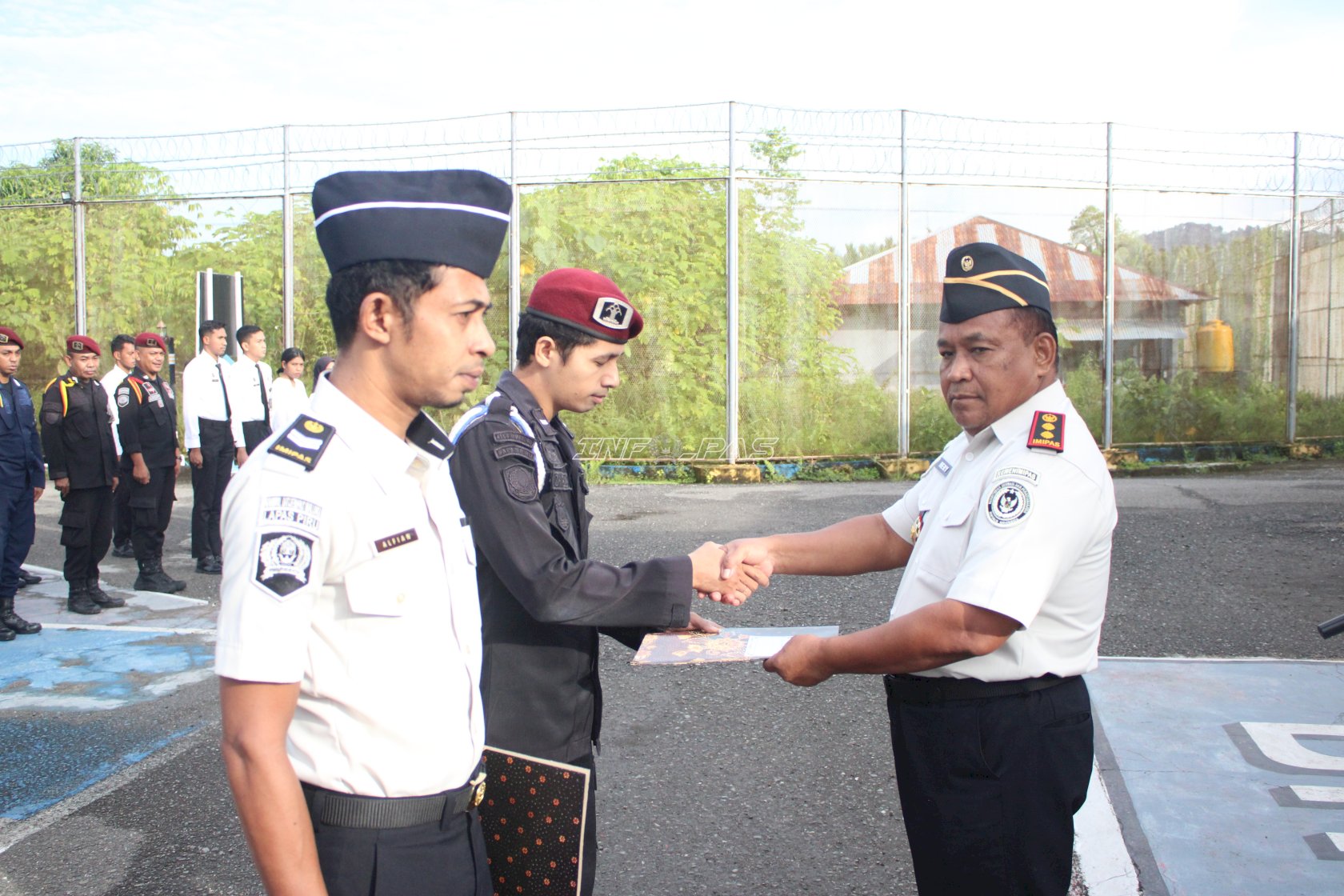 Bangun Motivasi Kerja, Lapas Piru Beri Reward Dua Pegawai Terbaik