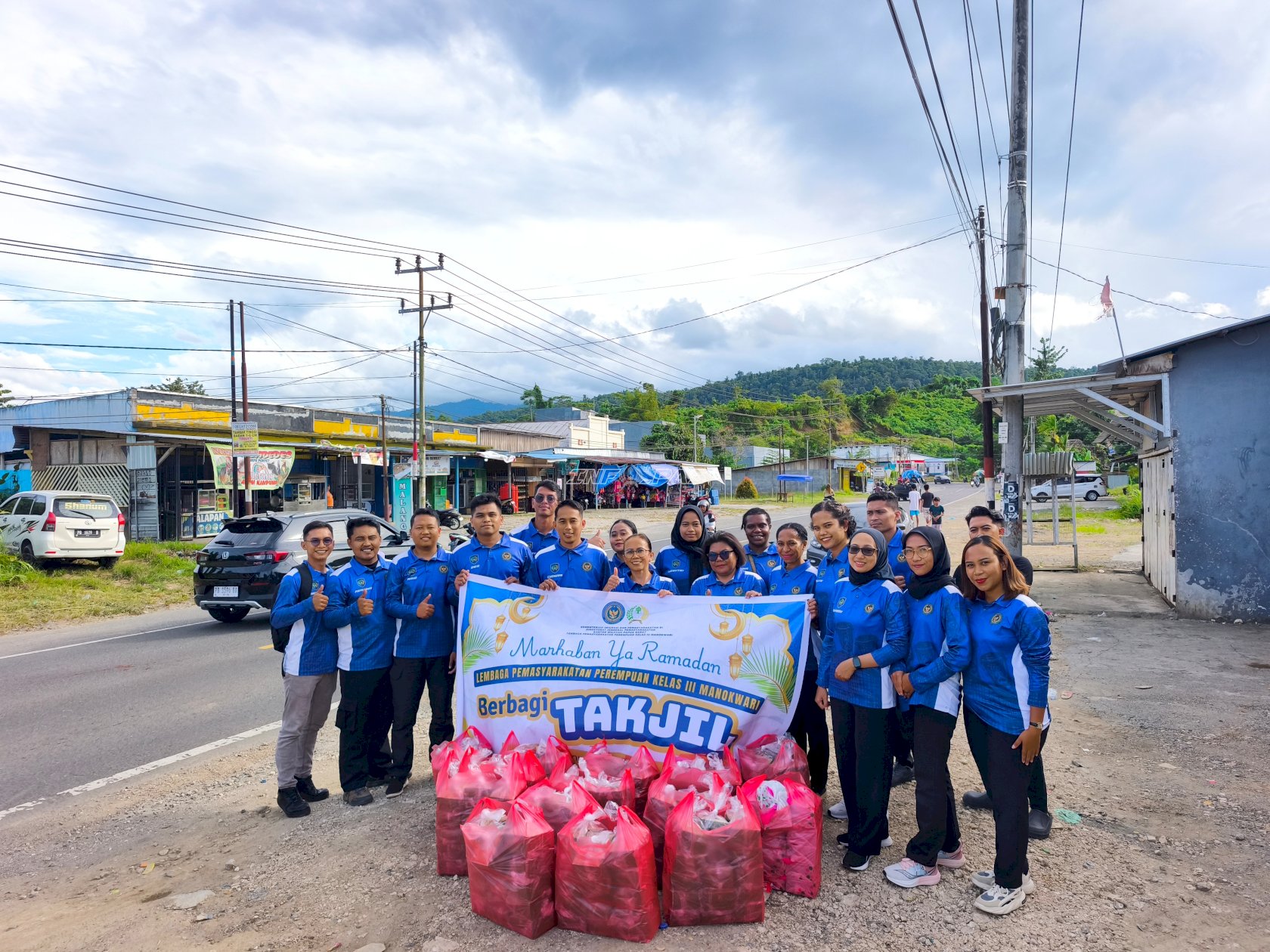 Peduli dan Berbagi, Lapas Perempuan Manokwari Bagikan Takjil bagi Masyarakat dan Pengendara