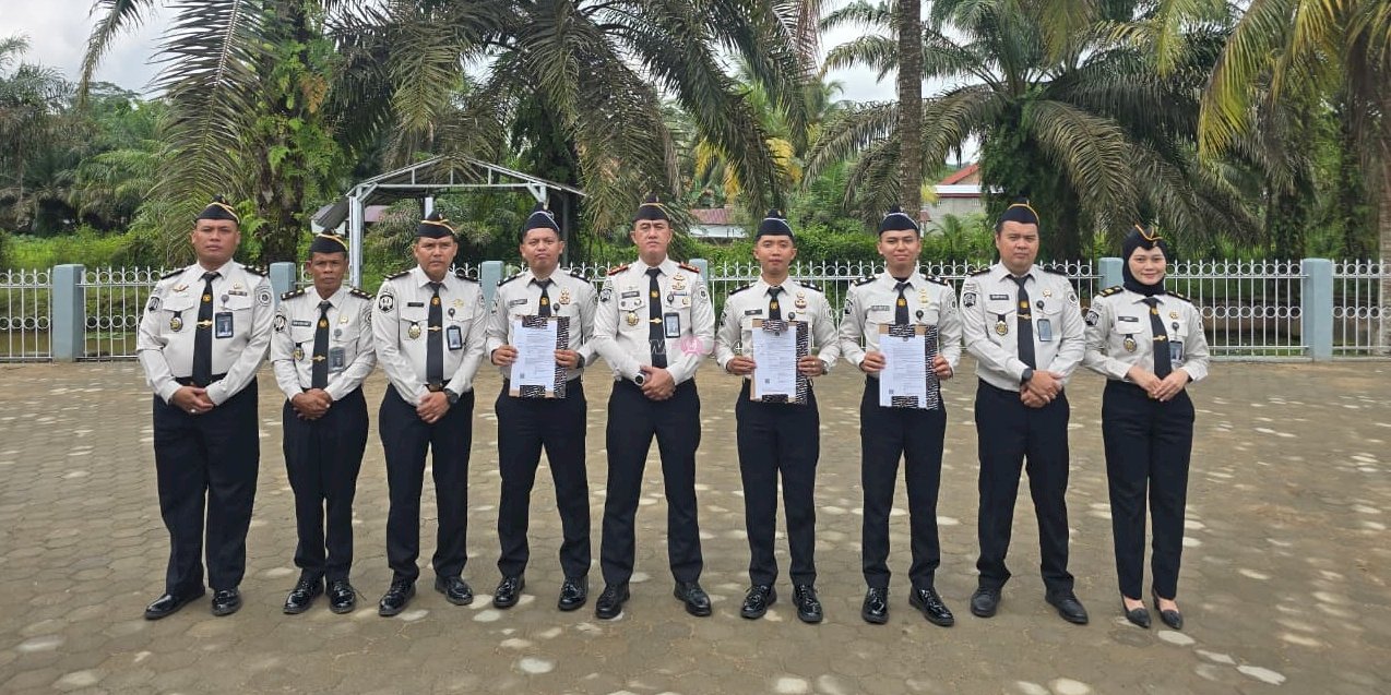 Kepala LPKA Muara Bulian Sematkan Tanda Kenaikan Pangkat dan Kukuhkan Petugas Terfavorit Februari 2026