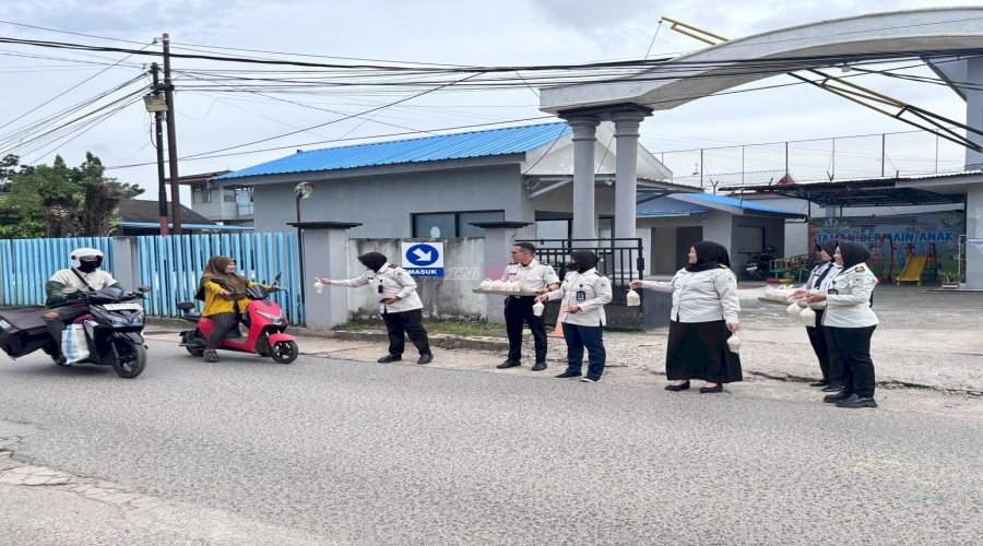 Petugas Lapas Perempuan Martapura Berbagi Takjil Ramadan untuk Masyarakat