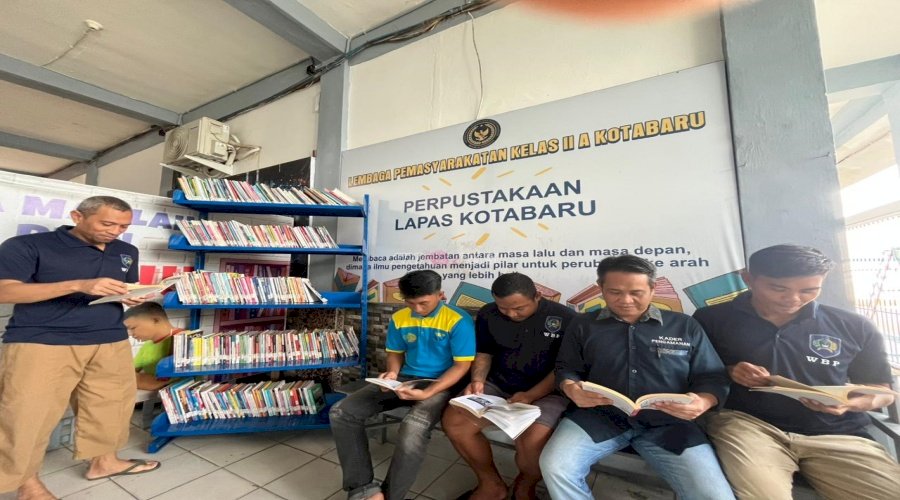 Isi Waktu Ramadan, Warga Binaan Lapas Kotabaru Manfaatkan Perpustakaan untuk Membaca