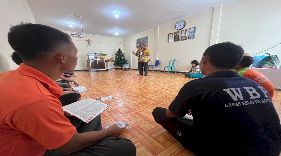 Suasana Khidmat Warnai Pembinaan Rohani Warga Binaan Kristen di Lapas Kotabaru