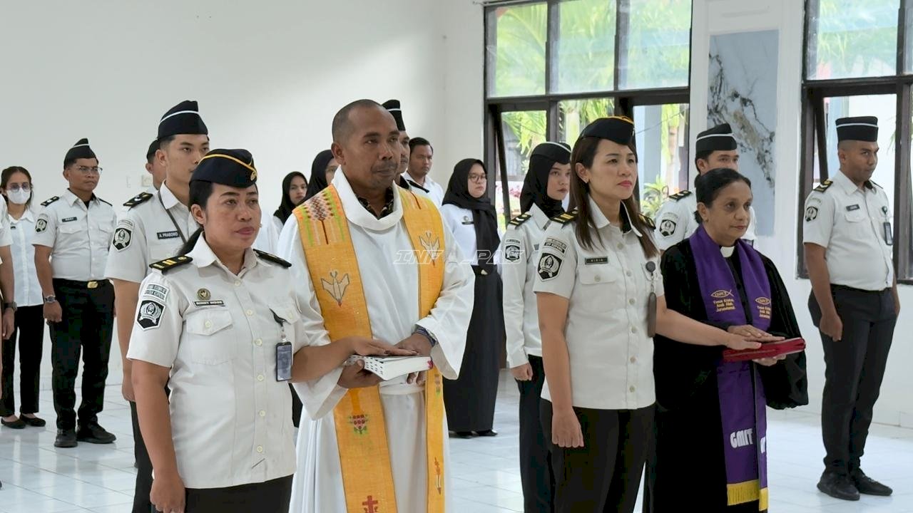 Kakanwil Ditjenpas NTT Lantik Dua Pejabat Fungsional dan Sematkan Kenaikan Pangkat Sembilan ASN
