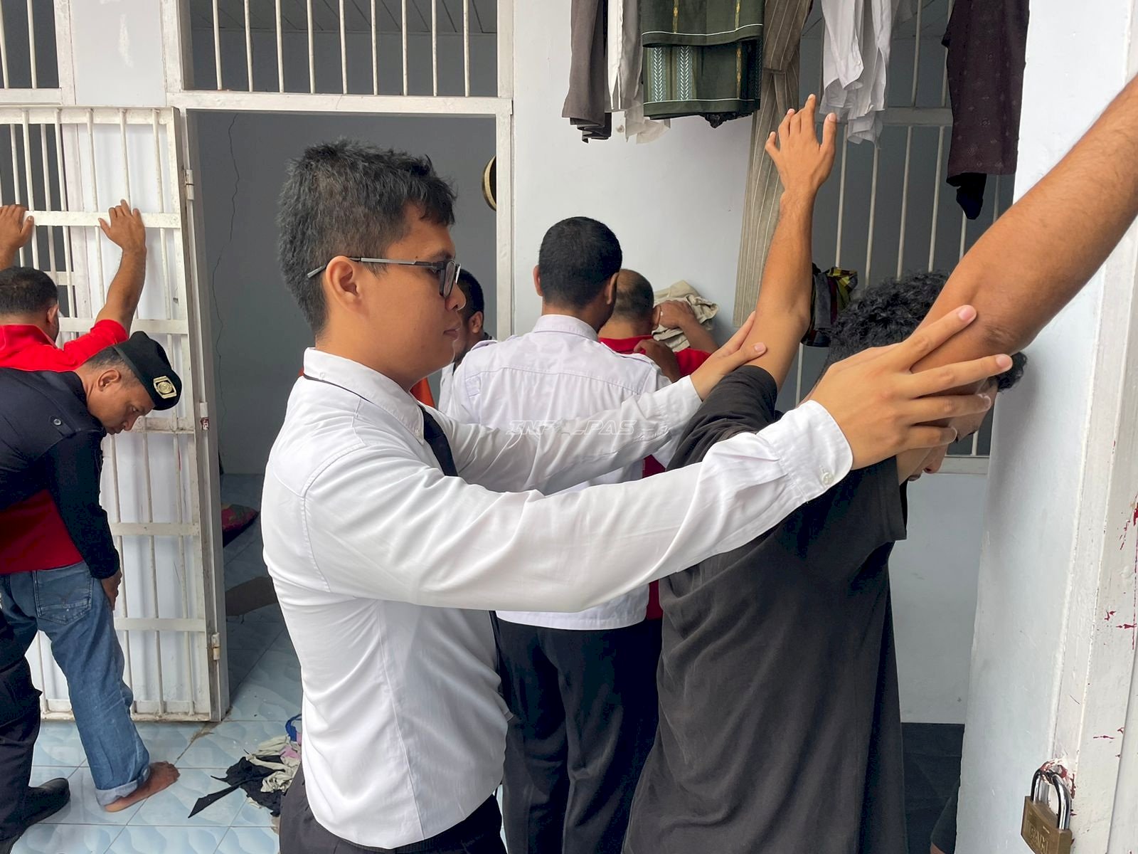 Jelang Idulfitri, Lapas Namlea Gelar Razia dan Tes Urine Mendadak