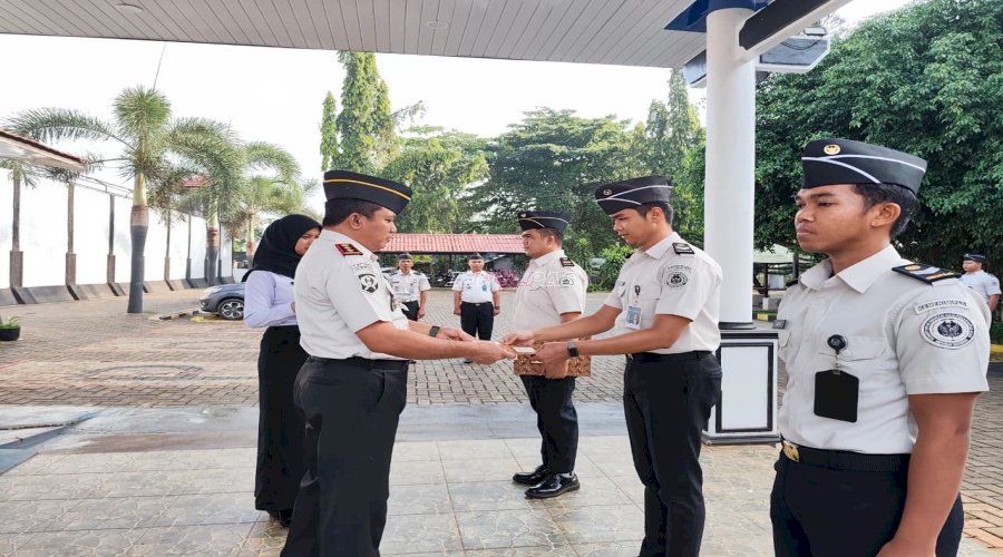 Apresiasi Kinerja, Karutan Pelaihari Serahkan Penghargaan kepada Petugas Teladan