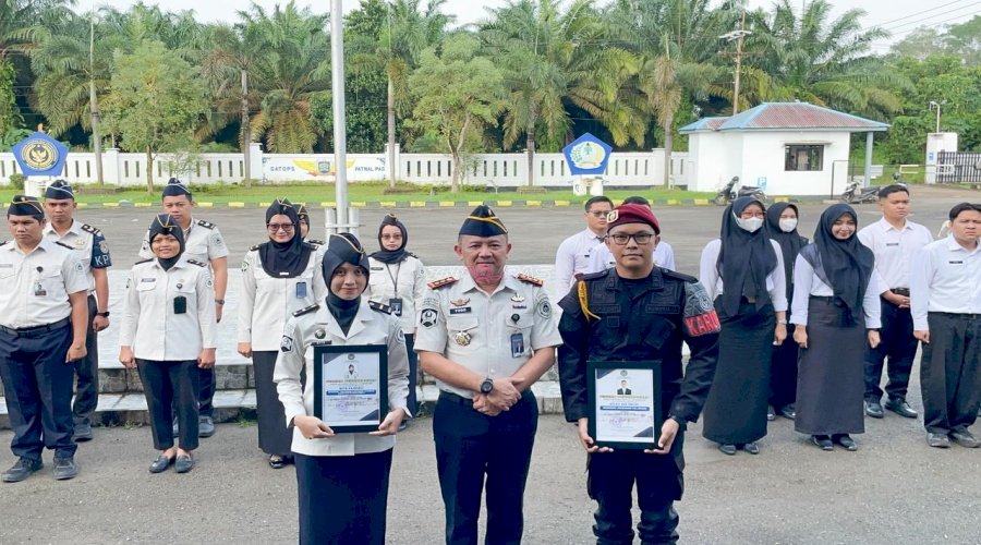 Kalapas Narkotika Karang Intan Anugerahkan Penghargaan Petugas Teladan dan Petugas Layanan Terbaik