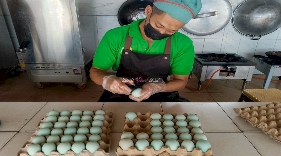Produktif di Balik Jeruji, Warga Binaan Rutan Rantau Ikuti Pembinaan Kemandirian Pembuatan Telur Asin