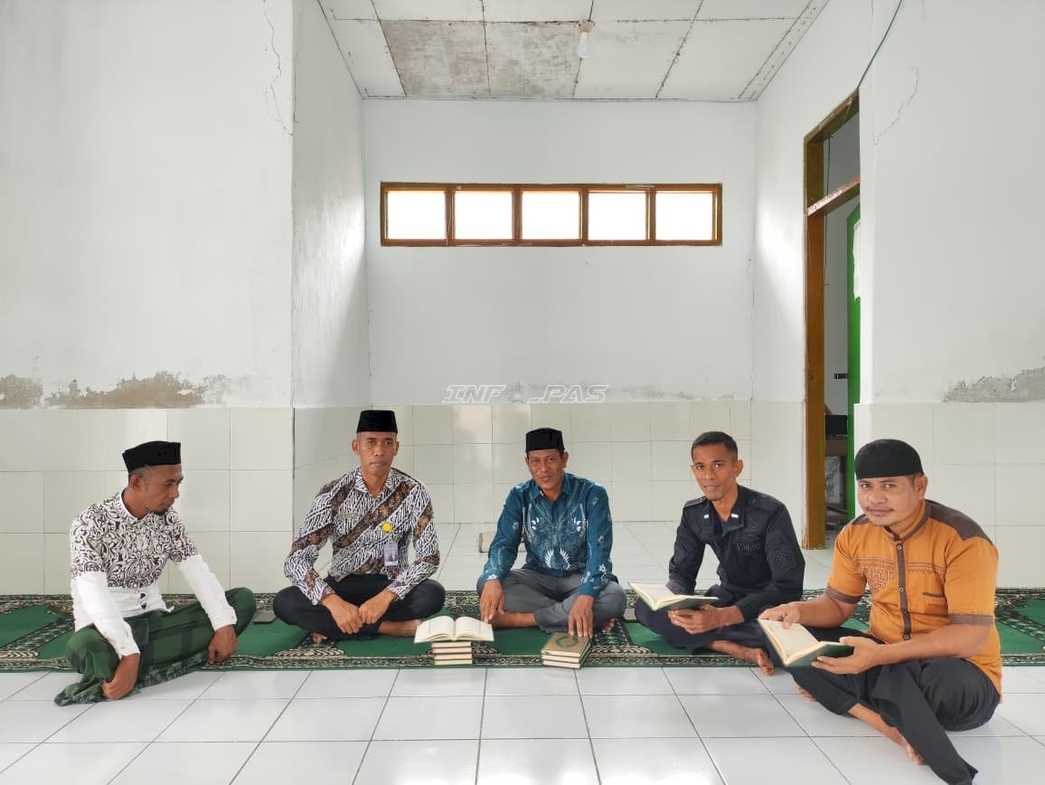 Perkuat Pembinaan Spiritual, Lapas Geser Terima Wakaf Al-Qur’an dari KUA Seram Timur