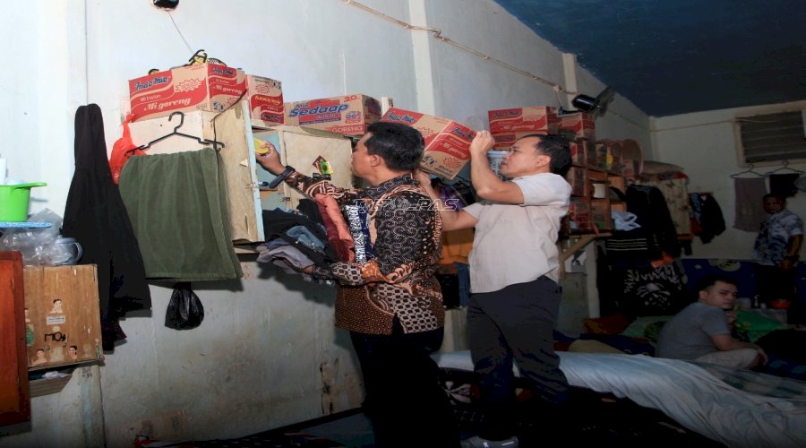 Pastikan Keamanan Jelang Lebaran, Kalapas Kelas I Madiun Pimpin Razia Kamar Hunian Warga Binaan