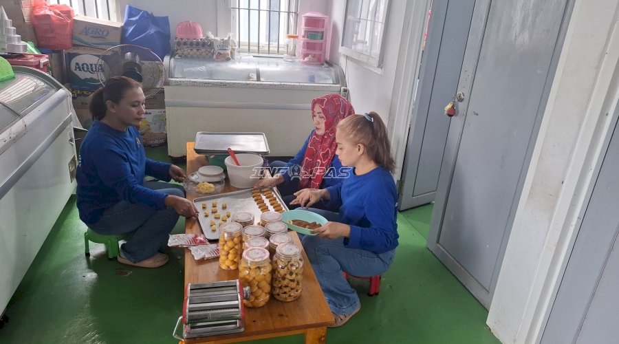 Jelang Idufitri, Warga Binaan Lapas Perempuan Palu Produksi Kue Kering