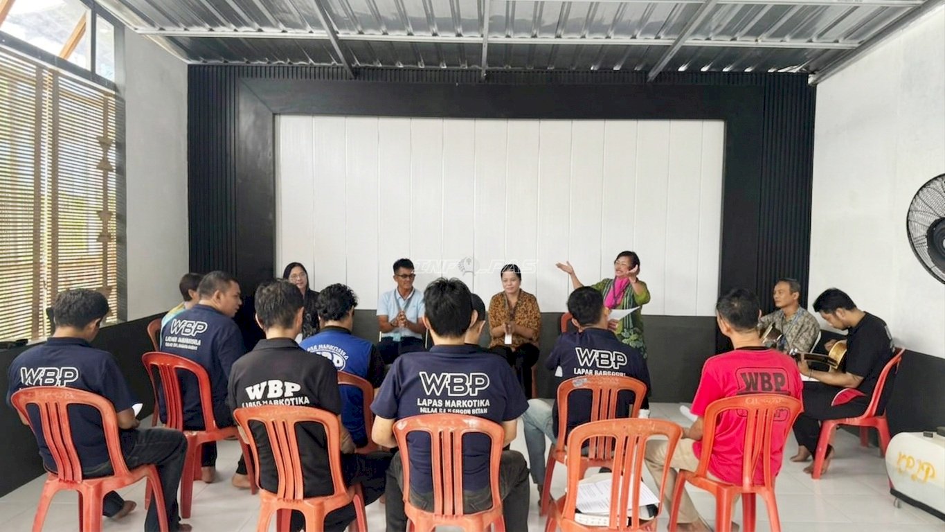 Bangun Karakter dan Iman, Warga Binaan Nasrani Lapas Narkotika Karang Intan Ikuti Kebaktian