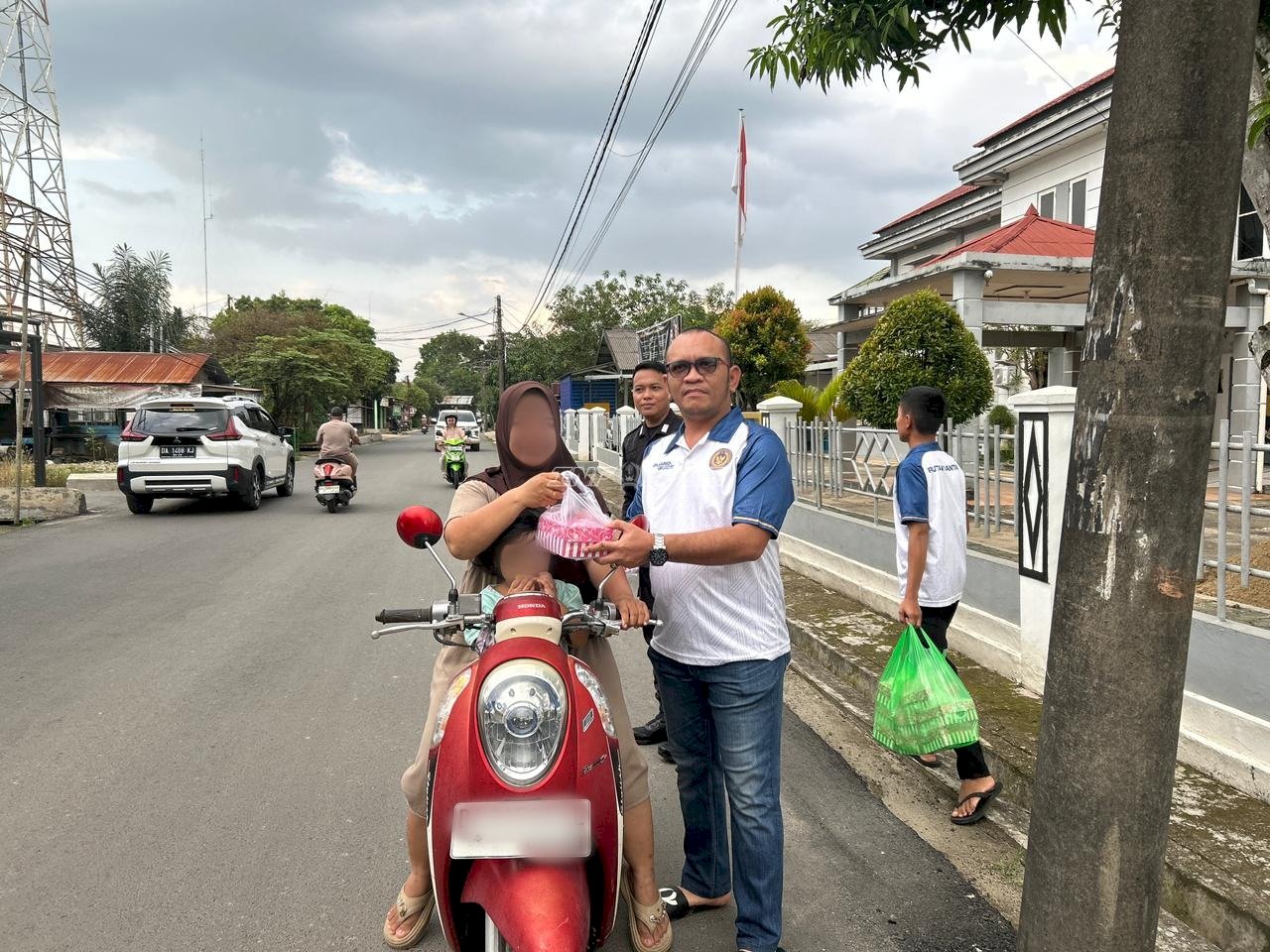 Rutan Rantau Bagikan Takjil kepada Masyarakat pada Program Jumat Berkah