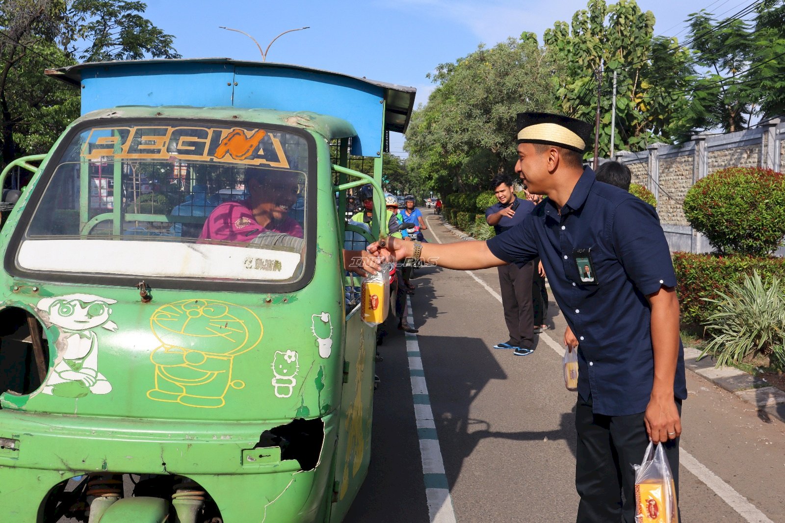 Lapas Kelas I Tangerang Tebar Kepedulian Ramadan dengan Berbagi Takjil Gratis bagi Pengguna Jalan