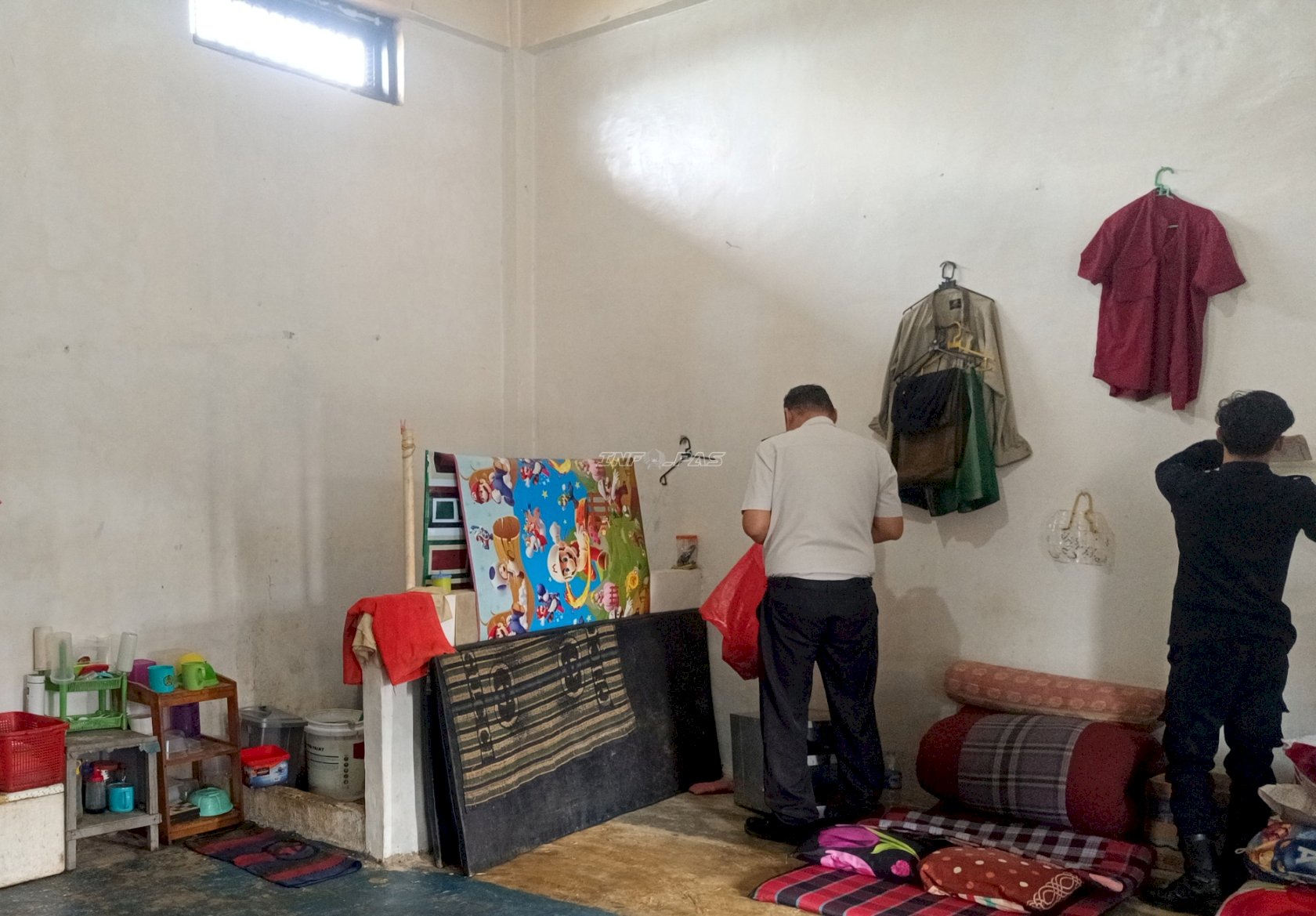 Cegah Peredaran Barang Terlarang, Petugas Rutan Pelaihari Laksanakan Razia Kamar Hunian