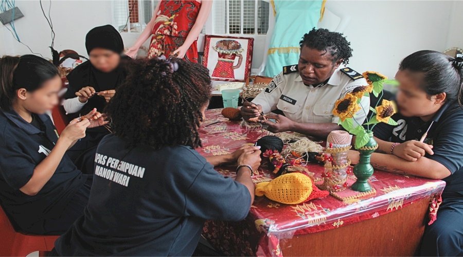 Lapas Perempuan Manokwari Bina Warga Binaan lewat Kegiatan Merajut