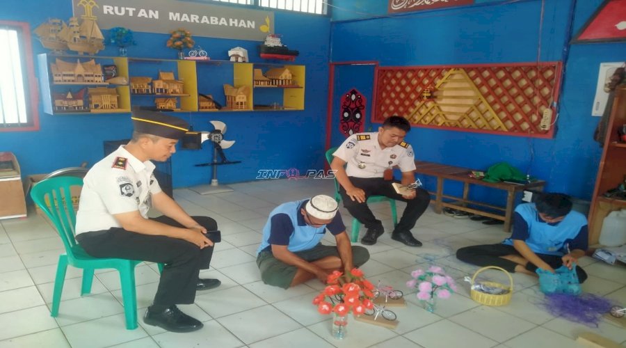 Warga Binaan Rutan Marabahan Kembangkan Kreativitas lewat Kerajinan Bunga Plastik dan Miniatur Sepeda