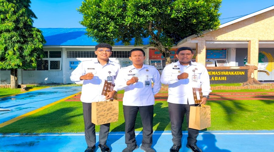 Lapas Kalabahi Berikan Reward kepada Dua Petugas Teladan Triwulan I 2026