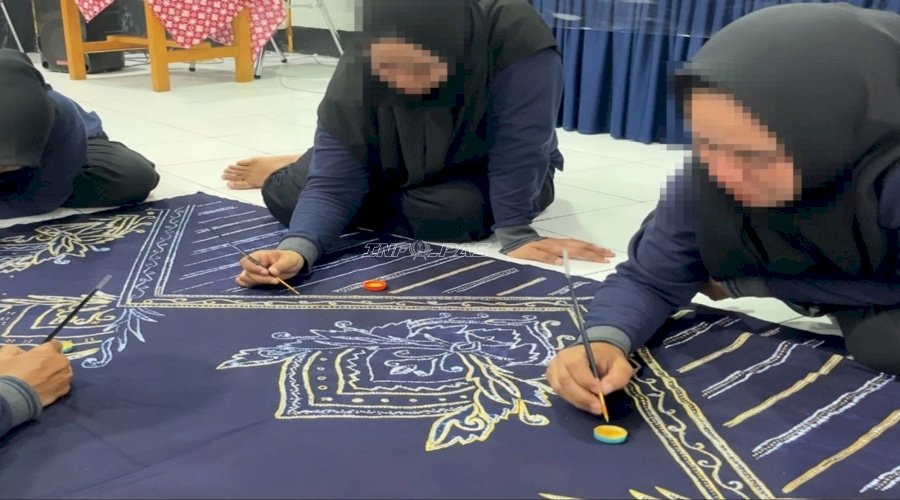 Pelatihan Sasirangan Prada di Lapas Perempuan Martapura Masuki Tahap Akhir Melukis 