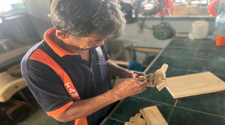 Warga Binaan Lapas Kotabaru Kembangkan Kerajinan Kaligrafi Berbahan Kayu