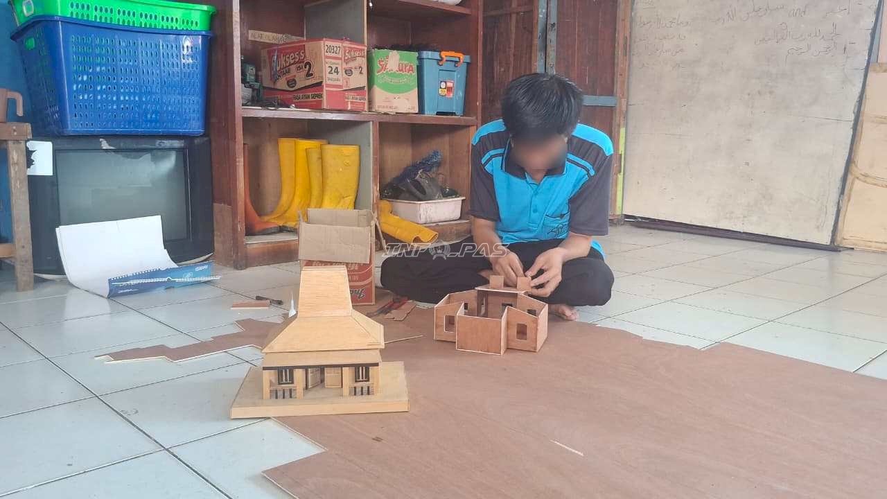 Rutan Marabahan Kembangkan Keterampilan Warga Binaan lewat Kerajinan Rumah Adat