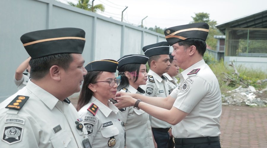 Kakanwil Ditjenpas Papua Barat Sematkan Tanda Pangkat dan Kenaikan Pangkat Pegawai Berprestasi