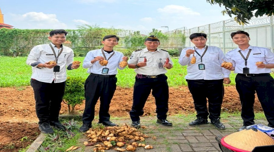 Peserta Magang Belajar Ketahanan Pangan di Lapas Kelas I Tangerang lewat Panen Perdana Ubi Jalar