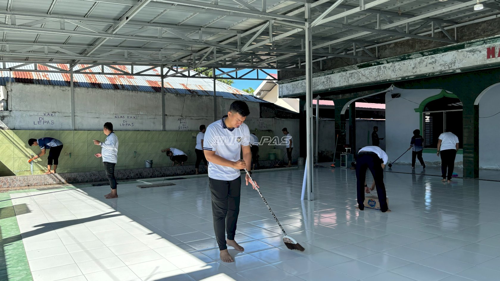 Sambut HBP-62, Rutan Donggala Gelar Aksi Sosial Bersih Masjid Nurul Haq