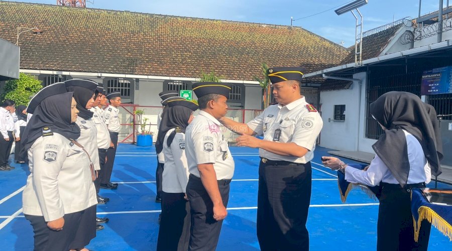 Rutan Kebumen Sematkan Kenaikan Tanda Pangkat 10 Petugas 