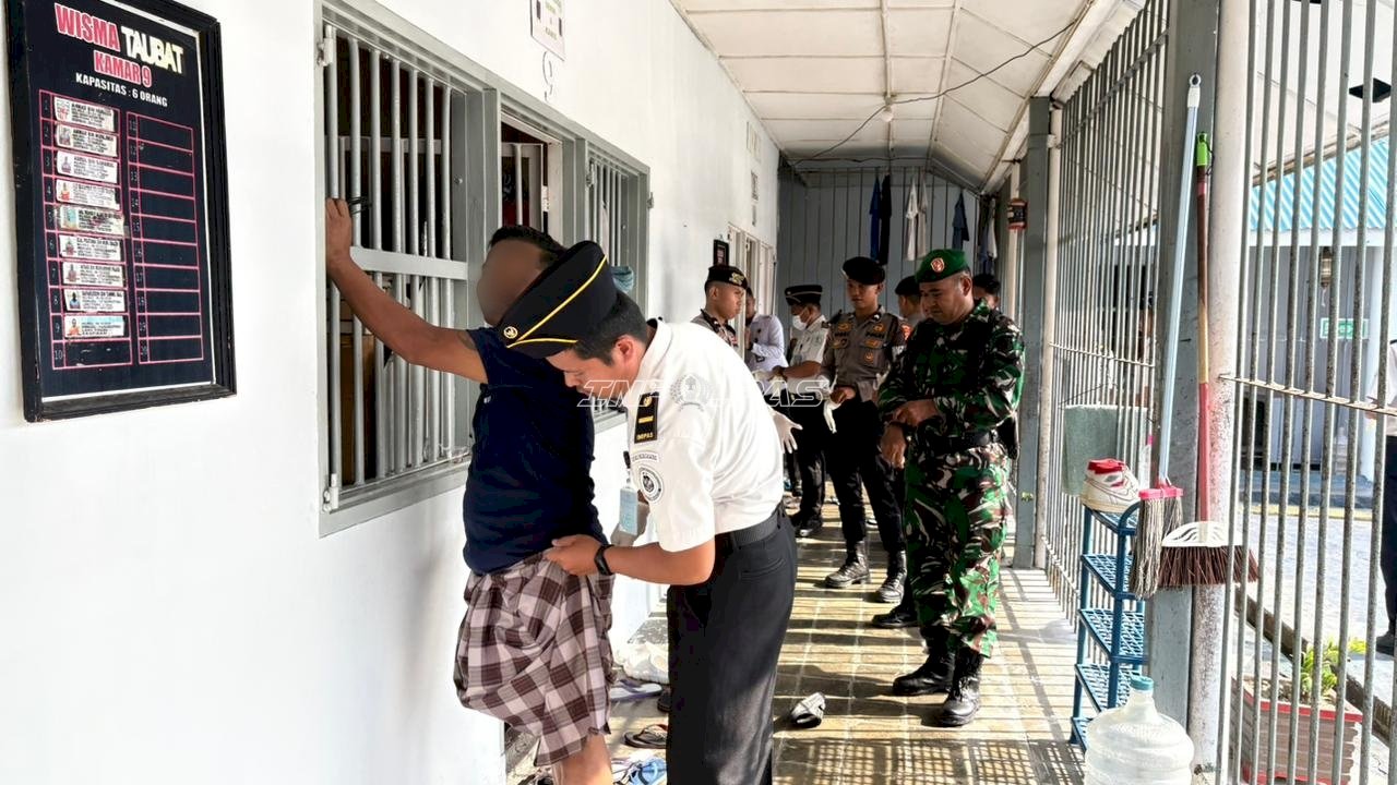 Sinergi TNI-Polri, Rutan Majene Razia Blok Hunian Sambut HBP Ke-62