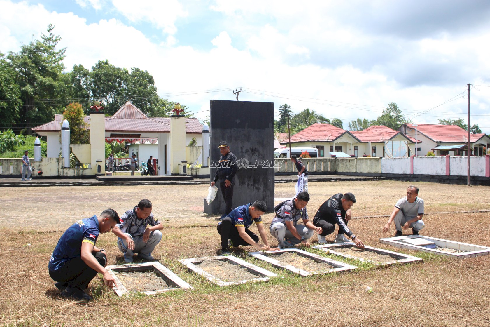 Sambut HBP Ke-62, Lapas Piru Gelar Bakti Sosial Bersihkan Taman Makam Pahlawan