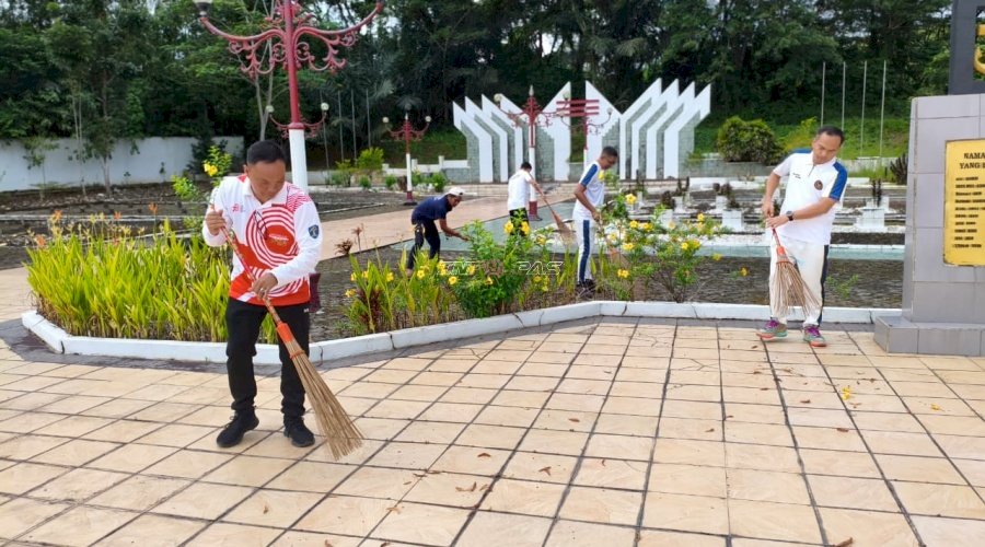 Petugas Rutan Kandangan Bersihkan TMP Pusara Bhakti Banua