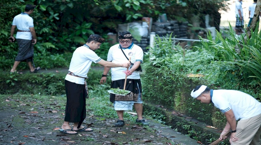 Tumbuhkan Kepedulian Sosial, Lapas Tabanan Gotong Royong Bersihkan Pura Beji Tabanan