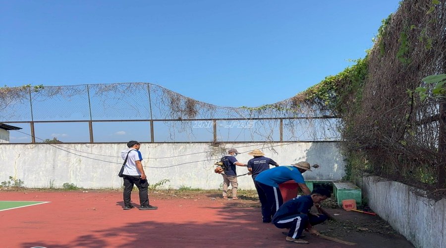 Rutan Klungkung Bersihkan Lapangan Puputan Klungkung dan Lapangan Tenis di GOR Swecapura Gelgel