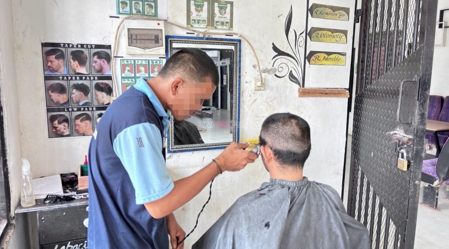 Tingkatkan Kemandirian, Lapas Batulicin Latih Warga Binaan Keterampilan Pangkas Rambut.  