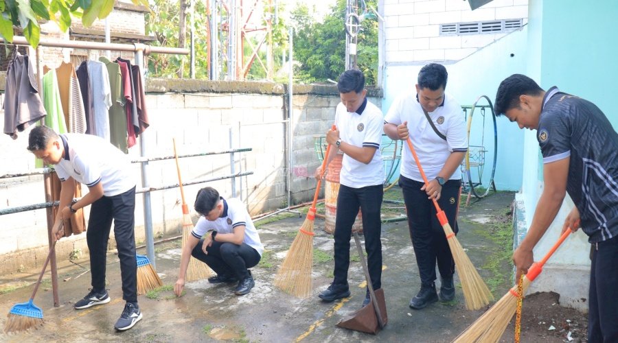 Semarak HBP Ke-62, Lapas Pemuda Madiun Bersihkan Masjid Al-Ihsan 