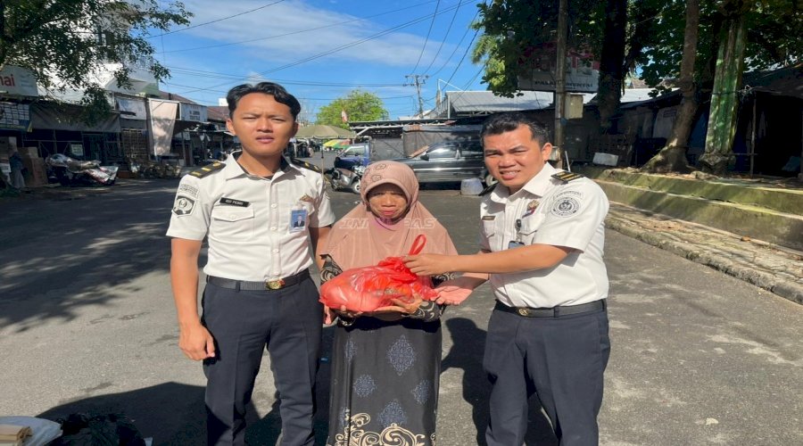 Bapas Amuntai Bagikan Paket Sembako bagi Tukang Becak dan Pedagang Kaki Lima